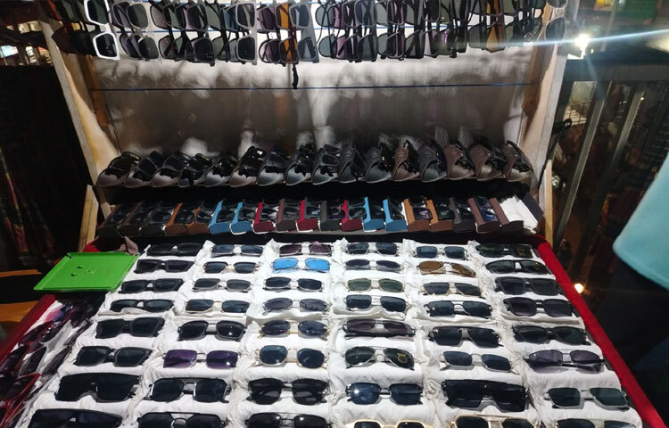 রয়েছে বাহারি সানগ্লাস। কিনতে পারবেন মাত্র ২০০-৩০০ টাকার মধ্যে।