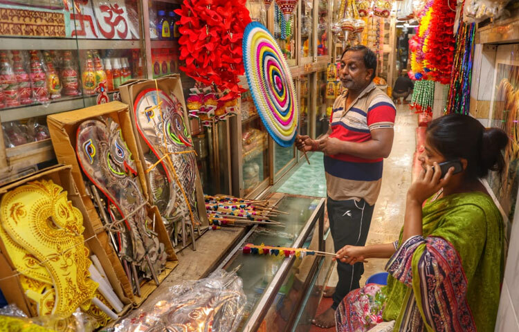 শাঁখারীবাজারে ঘুরে দেখলে দেখা যায়, দোকানের মালিকরা তাদের পণ্যগুলোর বিশেষত্ব বোঝাতে খোলাখুলি আলাপ করেন। কখনও তা পণ্যসংক্রান্ত তথ্য, কখনও তা সামান্য গল্প-যাতে ক্রেতাদের মন জয় করা যায়। আর ক্রেতারা মন দিয়ে জিনিসপত্র বাছাই করেন, কখনও হালকা হাসি আর কখনও কখনও উৎসবের উত্তেজনায় মুখর।