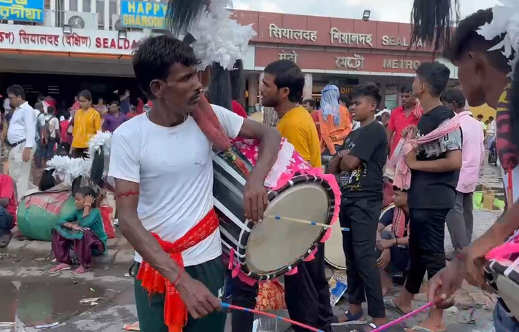 হাওড়ার আন্দুল থেকে ঢাকিদের বায়না দিতে আসা উৎপল সরকার জানান, চলতি বছর ঢাকিদের বায়নার চাহিদা আগের বছরের তুলনায় অনেক বেড়েছে। যেখানে আগের বছর ১২–১৫ হাজার টাকা হত, এবার পাঁচ দিনের জন্য ২৫–৩০ হাজার টাকা পর্যন্ত বায়না হচ্ছে।