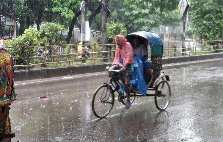 বৃষ্টির একটা আলাদা আবেগ আছে। কাজে দেরি হলেও কেউ কেউ থেমে গেছে এক মুহূর্তের জন্য, আকাশের দিকে তাকিয়ে বলেছে, এই ভিজে সকালটাও কত সুন্দর। চায়ের দোকানে ভিজে কাপড়ে বসা অফিসযাত্রী, রাস্তার মোড়ে ভাপ ওঠা ভাজা পেঁয়াজু, ঢাকা তখন বৃষ্টির কবিতায় পরিণত হয়।