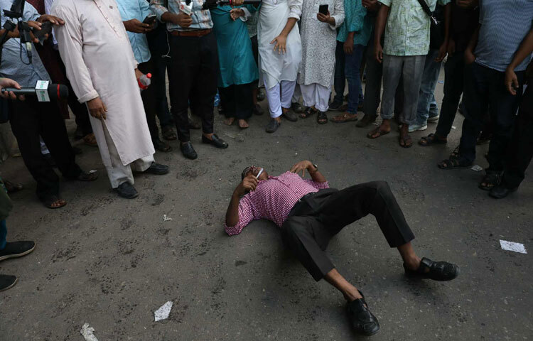 তবে আরেকটি পক্ষ প্রেস ক্লাবের সামনের অবস্থান অব্যাহত রাখতে চায়।