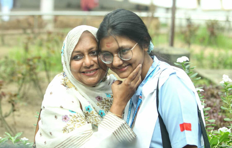 ফল প্রকাশের পর সকাল থেকেই যেন বদলে গেছে শিক্ষাপ্রতিষ্ঠানগুলোর চেনা চিত্র। কারও চোখে আনন্দাশ্রু, কারও মুখে তৃপ্তির হাসি। বছরের পর বছর পরিশ্রম, রাত জেগে পড়া, অভিভাবকের ত্যাগ-সব মিলিয়ে আজ যেন সার্থক এক মুহূর্ত। ফল হাতে পেয়ে কেউ মায়ের কোলে মুখ লুকিয়ে কেঁদে ফেলছে, কেউ বাবার কাঁধে চেপে হাসছে উচ্ছ্বাসে।