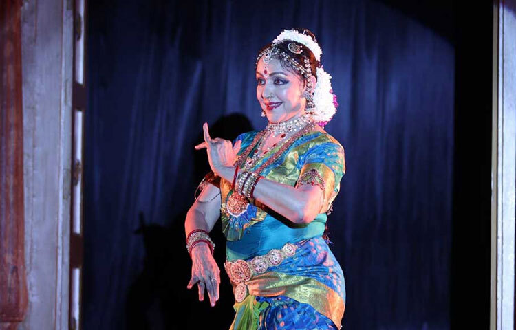 হেমা মালিনী কখনোই ছিলেন না কেবল ‘নায়িকা’। তিনি ছিলেন নারী স্বাধীনতার এক নীরব কণ্ঠস্বর। এমন সময়, যখন বলিউডে নারী শিল্পীরা অধিকাংশ সময়েই ছিল পুরুষ চরিত্রের ছায়া, তিনি নিজের আলোয় উজ্জ্বল হয়ে উঠেছিলেন।