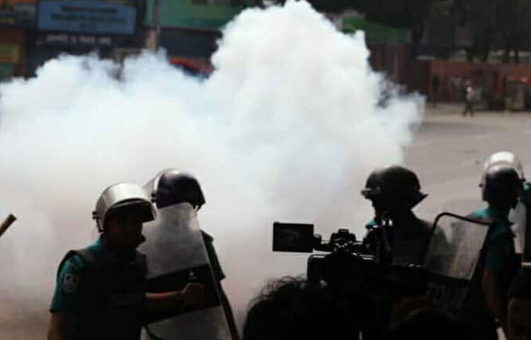 এক পর্যায়ে বাইরে থাকা আন্দোলনকারীরা সংসদ ভবনের ১২ নম্বর গেট ভেঙে ভেতরে ঢুকে যান। পরে ভেতরে থাকা জুলাই যোদ্ধারা বাইরে চলে আসেন। এরপরই শুরু হয় সংঘর্ষ।