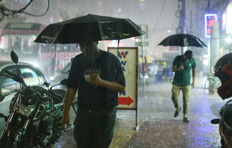 নভেম্বরের প্রথমদিনের সন্ধ্যায় ঢাকায় ঝুম বৃষ্টি হয়। এ সময় অফিস ফেরত মানুষকে ভোগান্তিতে পড়তে হয়। ছবি: মাহবুব আলম
