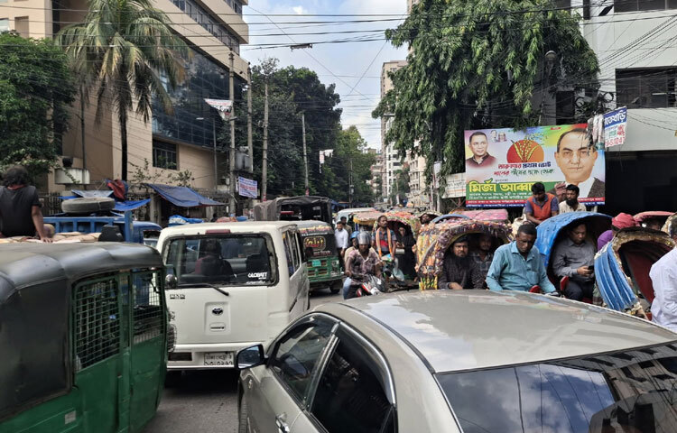 রাজনীতির মাঠে এমন আন্দোলন শুধু দলীয় দাবি নয়, বরং বৃহত্তর রাজনৈতিক প্রবণতারও ইঙ্গিত বহন করে। দীর্ঘদিন পর রাজধানীর একাধিক পয়েন্টে একসঙ্গে আট দলের কর্মসূচি মানে রাজনৈতিক মেরুকরণ নতুনভাবে দৃশ্যমান হচ্ছে। নির্বাচন সামনে রেখে এই ঐক্যবদ্ধ অবস্থান ভবিষ্যতের রাজনৈতিক প্রক্রিয়ায় গুরুত্বপূর্ণ প্রভাব ফেলতে পারে, বিশেষ করে যদি দাবিগুলোর মধ্যে গণভোট ইস্যু জনমানসে সাড়া জাগায়।