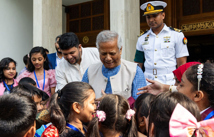 শিশুদের সঙ্গে আনন্দে মেতেছেন প্রধান উপদেষ্টা ড. মুহাম্মদ ইউনূস।