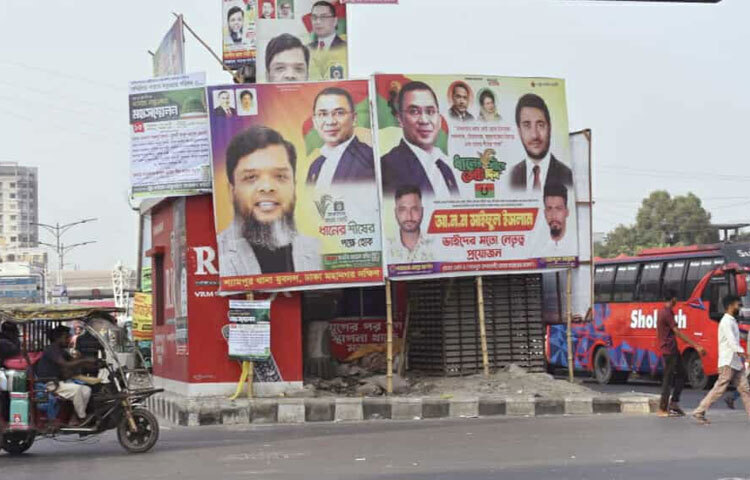 পোস্টার-ব্যানারে রীতিমতো শ্রীহীন শহর ঢাকা। তারপরও পোস্টার লাগানো ঠেকাতে সংশ্লিষ্ট কর্তৃপক্ষের নেই কার্যকর কোনো পদক্ষেপ। দেওয়ালগুলো পরিচ্ছন্ন করার কোনো উদ্যোগও নেই। আইন থাকলেও নেই তার প্রয়োগ।