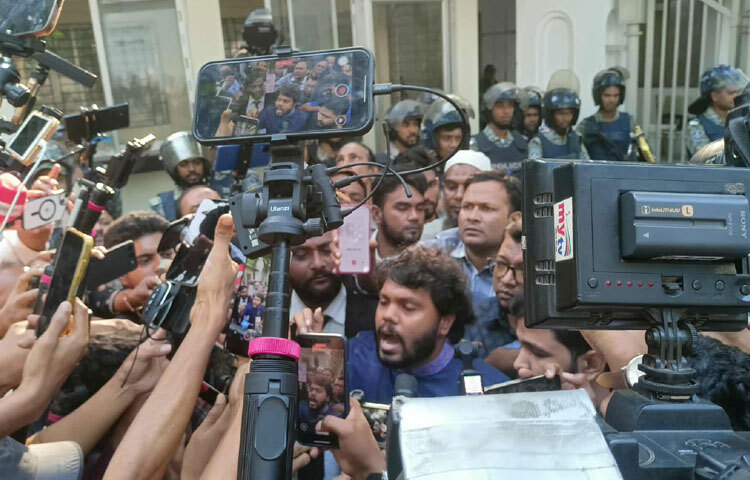 এসময় আনন্দ প্রকাশ করতে দেখা যায় গণ অধিকার পরিষদ, জুলাই মঞ্চসহ বিভিন্ন সংগঠনের নেতাকর্মীদের।