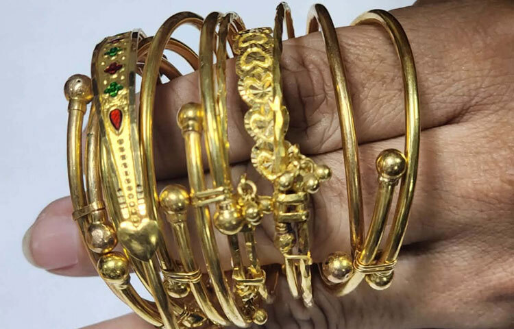 এর আগে মঙ্গলবার অগ্রণী ব্যাংকের লকার খোলার পর ৮৩২ ভরি স্বর্ণালংকারসহ বেশকিছু মূল্যবান সম্পদের সন্ধান পাওয়ার কথা জানা যায়। জাতীয় রাজস্ব বোর্ডের (এনবিআর) কেন্দ্রীয় গোয়েন্দা সংস্থা (সিআইসি) সূত্রে এসব তথ্য জানা গেছে। দুদকের আবেদনের প্রেক্ষিতে পুরো প্রক্রিয়া সম্পন্ন হয়েছে বলে জানান দুদক মহাপরিচালক।