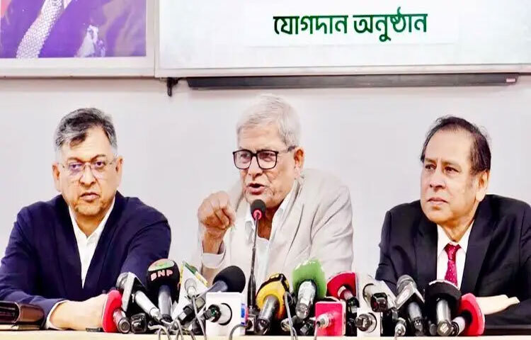 দেশি-বিদেশি চিকিৎসকদের যুক্ত রেখেই দলের চেয়ারপারসন খালেদা জিয়ার চিকিৎসা চলছে বলে জানিয়েছেন বিএনপি মহাসচিব মির্জা ফখরুল ইসলাম আলমগীর।