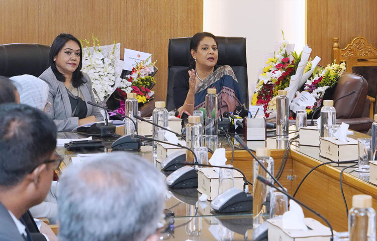 তথ্য ও সম্প্রচার মন্ত্রণালয়ের নব দায়িত্বপ্রাপ্ত এবং পরিবেশ, বন ও জলবায়ু পরিবর্তন এবং পানি সম্পদ উপদেষ্টা সৈয়দা রিজওয়ানা হাসান মন্ত্রণালয়ের সম্মেলনকক্ষে তথ্য ও সম্প্রচার মন্ত্রণালয়ের কর্মকর্তা এবং এর অধীন বিভিন্ন দপ্তর/সংস্থার প্রধানদের সঙ্গে মতবিনিময় করেন। ছবি: পিআইডি