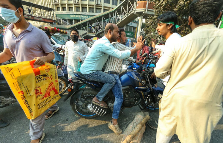 অবরোধ চলাকালীন শাহবাগ মোড় এলাকা পুরোপুরি বন্ধ থাকায় সাধারণ মানুষ যানজট ও সময় নষ্টের সমস্যায় পড়েছেন। পুলিশ পরিস্থিতি নিয়ন্ত্রণে রাখতে উপস্থিত থাকলেও বড় ধরনের সংঘর্ষের খবর পাওয়া যায়নি।
