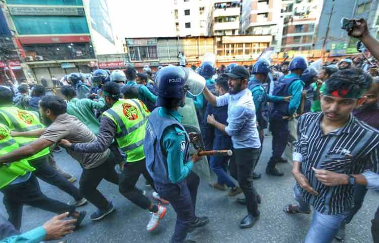 এর আগে রামপুরা ব্রিজ এলাকা থেকে ‘মার্চ টু ইন্ডিয়ান হাইকমিশন’ কর্মসূচি শুরু করে ‘জুলাই ঐক্য’।