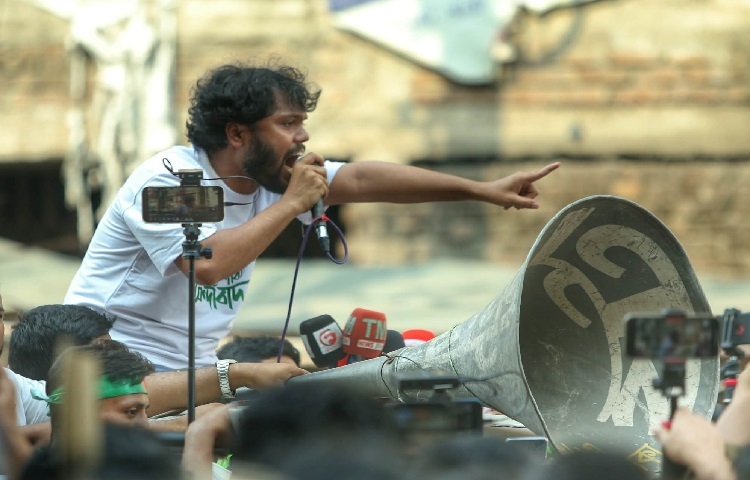 ইনকিলাব মঞ্চের মুখপাত্র শরিফ ওসমান হাদি ঢাকা-৮ আসনের সম্ভাব্য স্বতন্ত্র প্রার্থী ছিলেন। ১২ ডিসেম্বর দুপুরে ঢাকার পুরানা পল্টনের বক্স কালভার্ট রোডে তার মাথায় গুলি করে দুর্বৃত্তরা। গুলিবিদ্ধ অবস্থায় তাকে প্রথমে ঢাকা মেডিকেল কলেজ হাসপাতালে নেওয়া হয়। পরে অবস্থার অবনতি হলে তাকে রাজধানীর একটি বেসরকারি হাসপাতালে স্থানান্তর করা হয়। উন্নত চিকিৎসার জন্য সরকারের উদ্যোগে তাকে গত সোমবার এয়ার অ্যাম্বুলেন্সে করে সিঙ্গাপুরে নেওয়া হয়। সিঙ্গাপুরে চিকিৎসাধীন অবস্থায় আজ রাত পৌনে ১০টা দিকে ওসমান হাদির মৃত্যু হয়।