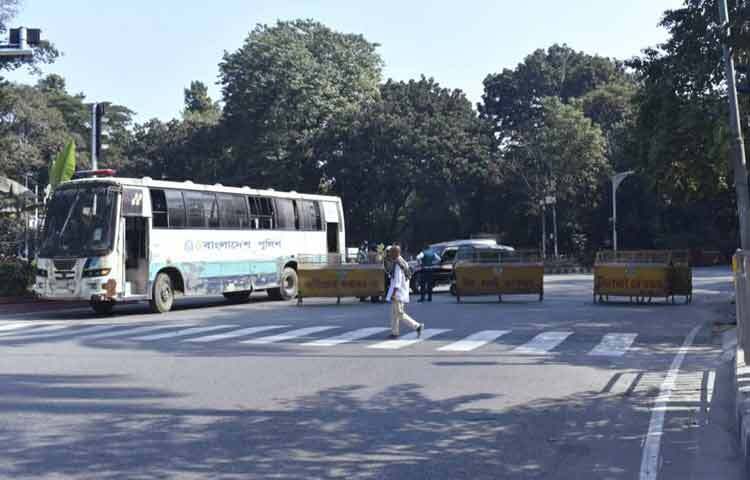 এই ঘটনার পর রাজনৈতিক পরিস্থিতি কোন দিকে মোড় নেয়, আইনশৃঙ্খলা পরিস্থিতি কত দ্রুত স্বাভাবিক হয় সেদিকে এখন তাকিয়ে দেশবাসী।