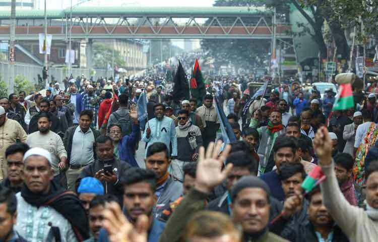 দেশের বিভিন্ন প্রান্ত থেকে ছুটে আসা মানুষের চোখে-মুখে একজন আপসহীন দেশনেত্রীকে হারানোর বেদনা।