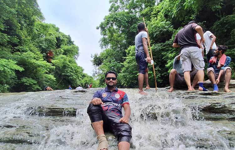 ঝরনায় যাওয়ার পথে দৃষ্টিনন্দন ছড়া, দু’পাশের দণ্ডায়মান পাহাড়, সবুজ প্রকৃতি, গুহার মতো ঢালু ছড়া, তিনটি ভিন্ন ভিন্ন অপরূপ ঝরনা রূপসীর সৌন্দর্যকে অন্য ঝরনা থেকে আলাদা করেছে। ছবি: এম মাঈন উদ্দিন