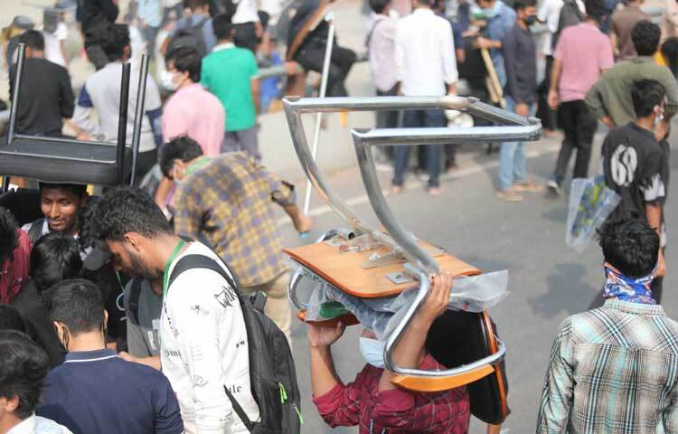 এদিকে হামলার পর মাহবুবুর রহমান মোল্লা কলেজে গিয়ে ভাঙচুরের চিত্র দেখা গেছে।