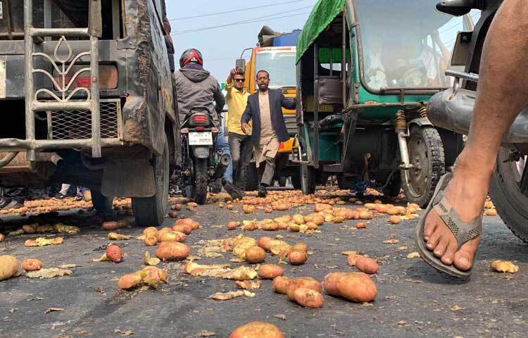 চাষিদের বিক্ষোভে আটকা পড়েছে ওই সড়কে চলা যানবাহনগুলো।