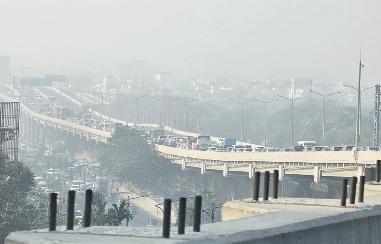 তিনি আরও বলেন, এখন পোশাকশ্রমিকরা সড়ক অবরোধ করে রেখেছেন। ফলে সড়কের দুইপাশে যানবাহন চলাচল বন্ধ আছে। আমরা পরিস্থিতি নিয়ন্ত্রণের চেষ্টা চালিয়ে যাচ্ছি।