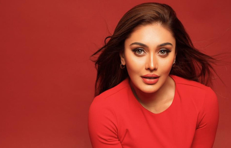 ২০০২ সালে একটি হিন্দি রিমিক্স ভিডিও তার ভাগ্য বদলে দেয় ‘কাঁটা লাগা’। মূলত ৭০’র দশকের একটি হিন্দি গানের রিমিক্স ভার্সনে মডেল হিসেবে কাজ করেন শেফালি, আর সেখানে তার আবেদনময়ী উপস্থিতি, সাহসী সাজ ও দুর্দান্ত নাচ এক মুহূর্তেই তাকে এনে দেয় জাতীয় পরিচিতি। সেসময় ‘আইটেম গার্ল’ শব্দটির সংস্কৃতি পুরোপুরি গড়ে না উঠলেও শেফালি যেন তার রূপায়ণ করেছিলেন।