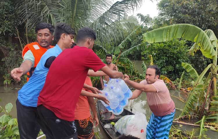 নৌকায় করে খাবার পৌঁছে দিচ্ছে প্রাণ-আরএফএলের কর্মচারী-কর্মকর্তারা। ছবি: জাগো নিউজ