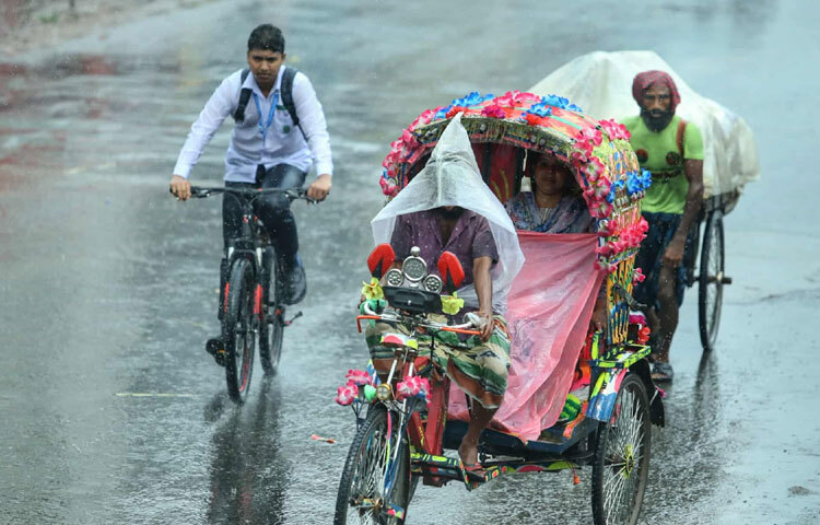 কারও শরীরে ভিজে গেছে কাপড়, কারও কাগজ বা ব্যাগ-তবুও সবার মুখে যেন অদ্ভুত এক প্রশান্তি। কারণ ঢাকার মানুষ জানে, বৃষ্টি মানেই শুধু ভিজে যাওয়া নয় এ এক অন্যরকম অনুভব।