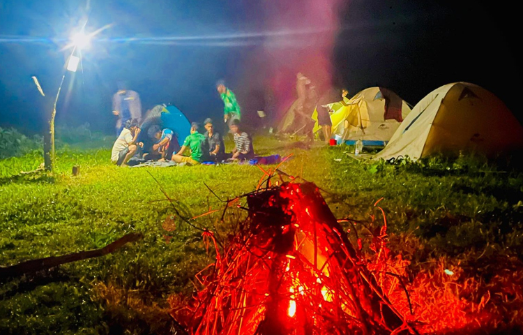 কোলাহলমুক্ত এ লেকের পাড়ে এখন প্রতিদিনই জমে আসর। কেউ আসে পরিবার-পরিজন নিয়ে আবার কেউ আসে বন্ধুদের নিয়ে। ছবি: এম মাঈন উদ্দিন