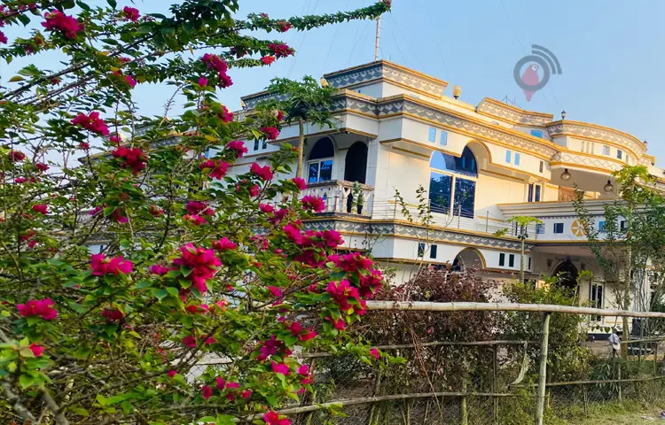 শুধু শৈল্পিক বাড়ি নয়, আশপাশের সবুজ শ্যামল দৃশ্য, ফল-ফুলের বাগান আর পাখ-পাখালির কিচির মিচির শব্দ যে কাউকে মুগ্ধ করবে। কারো মন খারাপ থাকলে এখানে গেলে মন ভালো হয়ে যাবে।  ছবি: এম মাঈন উদ্দিন