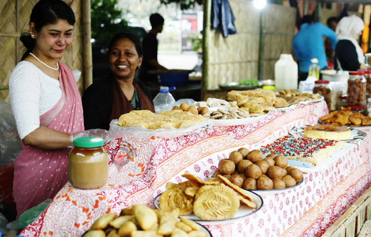 এই পিঠা উৎসব চলছে প্রতিদিন বিকেল ৩টা থেকে রাত ৯টা পর্যন্ত। ছবি: মাহবুব আলম