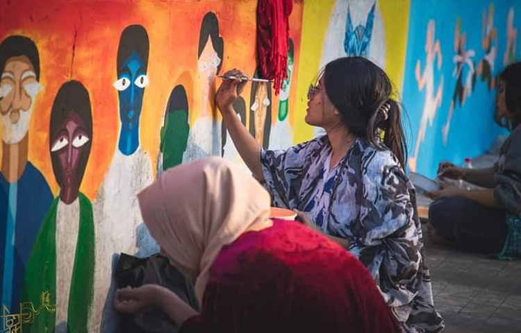 এছাড়া অসংখ্য আঁকিয়ে তাদের নিজেদের খেয়ালখুশিতে রং ছড়িয়ে নানাভাবে রঙিন করেছে পরিত্যক্ত এই সুইমিংপুলটিকে। ছবি: গোলাম মাওলা মুরাদ