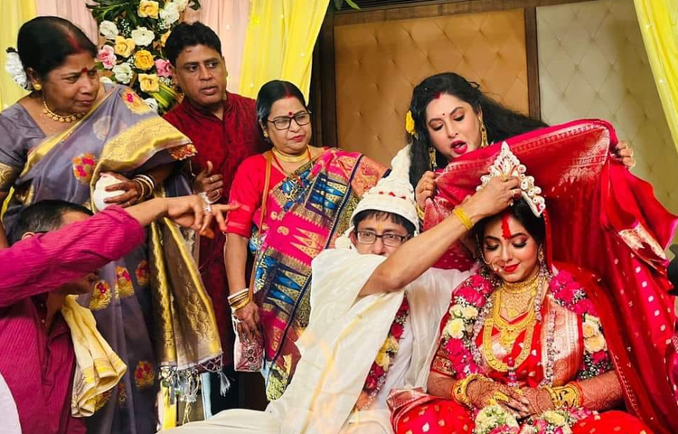 সিঁদুরদানের সময় তোলা ছবিতে স্রিগ্ধ শ্রীময়ী। ছবি: সংগৃহীত