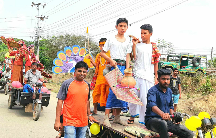 বিজু মানে আনন্দ, বিজু মানে দলবেঁধে ঘোরাঘুরি। এদিন কেউ কোনো কাজ করে না, সবাই ঐতিহ্যবাহী ও নিজস্ব সংস্কৃতি ধারার নতুন কাপড় পরে দলবেঁধে গ্রামে ঘুরে বেড়ায়। ছবি: মাহবুবুল ইসলাম পলাশ