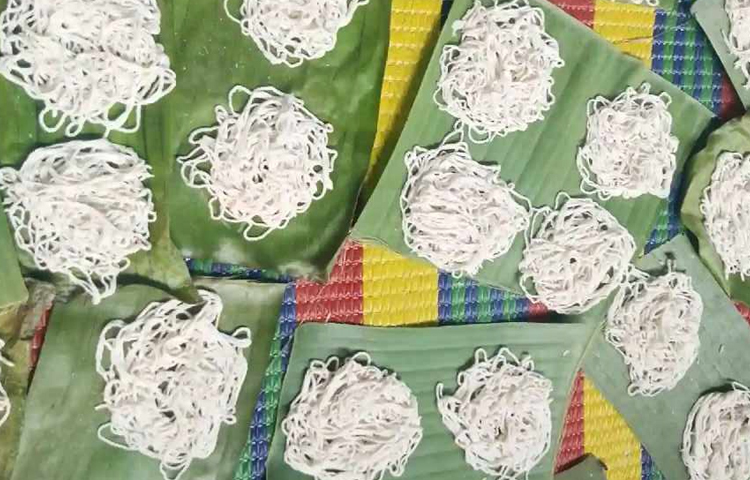 এসব পিঠার মধ্যে অন্যতম হলো, নকশী পিঠা, জামাই পিঠা, ঝর্ণা পিঠা, বাবুই ঝাঁক পিঠা, পয়সা পিঠা, ঝুড়ি পিঠা, সাবুদানা পিঠা, পাতা পিঠা, ঝিনুক পিঠা ও হাতে কাটা সেমাই। ছবি: মঞ্জুরুল ইসলাম