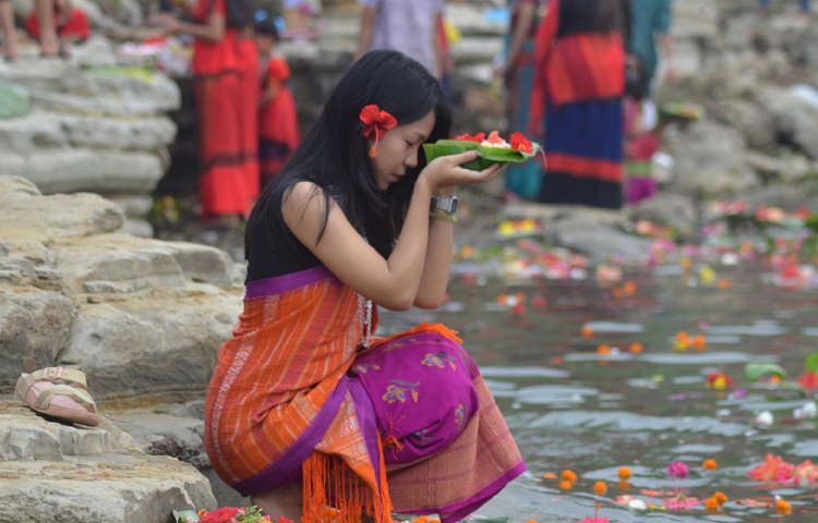 প্রার্থনায় মগ্ন তরুণী।  ছবি: সাইফুল উদ্দীন