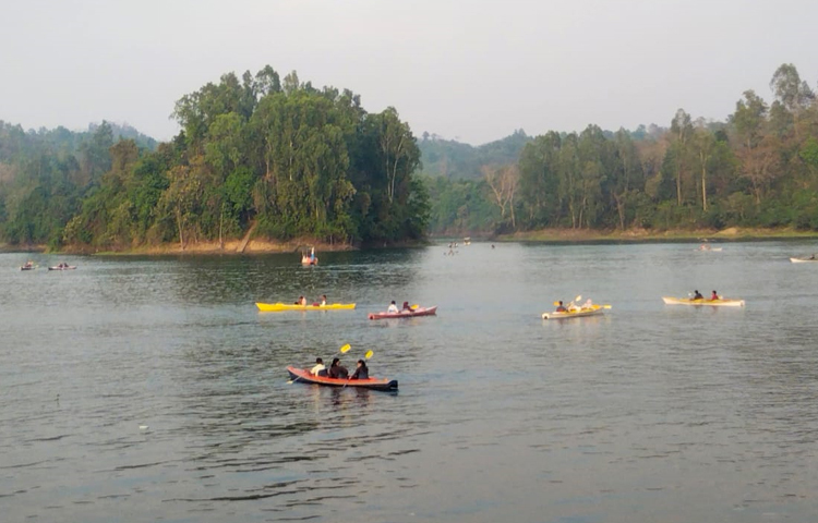 পাহাড়ের কোল ঘেঁষে লেকের স্বচ্ছ পানিতে তাকাতেই দেখা যায় নীলাকাশ। ছবি: এম মাঈন উদ্দিন