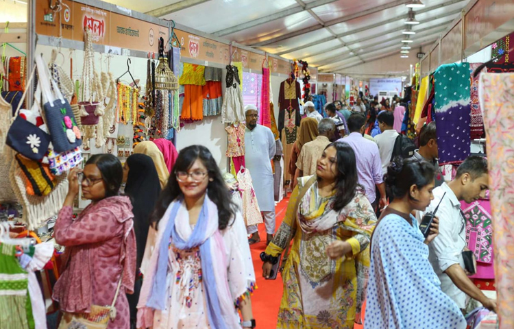মেলা ঘুরে দেখছেন আগতরা। কিনছেন প্রয়োজন মতো পছন্দের পণ্য। ছবি: মাহবুব আলম