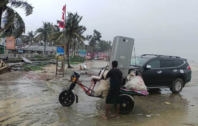 আজ সকালে দেখা যায়, বৃষ্টির সঙ্গে বাতাসের তীব্রতা বাড়ছে। তাই পটুয়াখালীর উপকূলীয় এলাকার সমুদ্ররক্ষা বেড়িবাঁধের আওতাধীনের ভিতর থাকা পরিবারগুলো ও কুয়াকাটা সমুদ্র সৈকত লাগোয়া বিভিন্ন ব্যবসাপ্রতিষ্ঠানের মালামাল সরিয়ে নেওয়া হচ্ছে। ছবি: আসাদুজ্জামান মিরাজ
