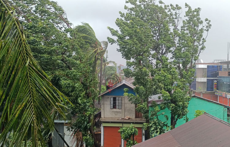 রোববার রাত ৯টা থেকে শুরু হওয়া তাণ্ডব আজও অব্যাহত রয়েছে। যার বাতাসের গতিবেগ ঘণ্টায় ৯০ থেকে ১২০ কিলোমিটার। এর প্রভাবে উপকূলের বিভিন্ন জেলায় জলোচ্ছ্বাস সৃষ্টি হয়েছে। ছবি: আসাদুজ্জামান মিরাজ