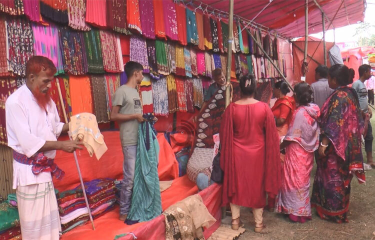 মেলায় বসা সারি সারি দোকানে পাওয়া যাচ্ছে নানা ধরনের জিনিসপত্র। ছবি: আয়শা সিদ্দিকা আকাশী