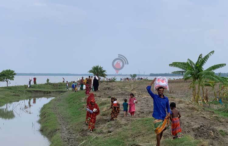 মাথা গোজার ঠাঁই খোঁজে বেড়াচ্ছেন মাঝেরচরের বাসিন্দারা। ছবি: আরিফুর রহমান