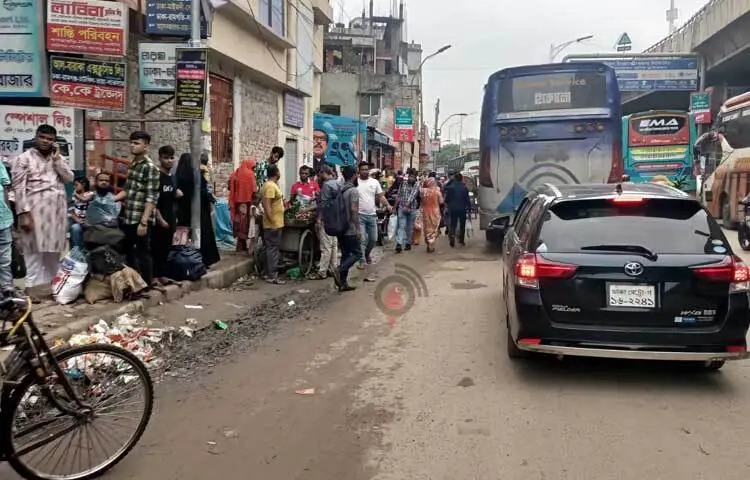 সায়েদাবাদ রেললাইনের কাছাকাছি ও জনপদ মোড়ের বাস কাউন্টারগুলোতে যাত্রীদের উপচে পড়া ভিড়। ছবি: আসাদুজ্জামান মিরাজ