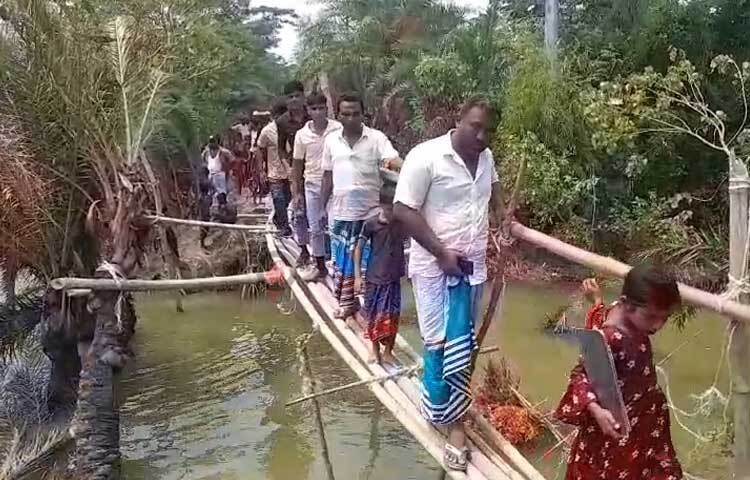 এলাকাবাসীর যাতায়াতের ভরসা এখন বাঁশের সাকো। ছবি: ইকবাল হোসেন মজনু