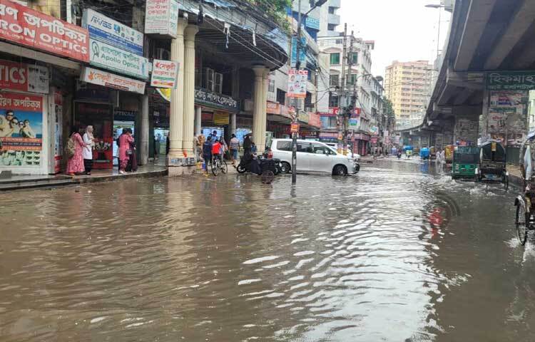 বৃষ্টিতে সিদ্ধেশ্বরী এলাকার সড়কে জলাবদ্ধতা। ছবি: রায়হান আহমেদ