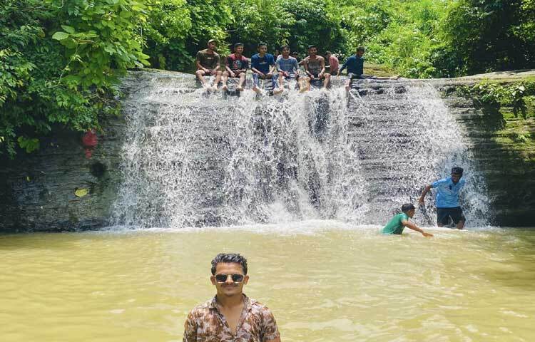 কেউ কেউ আবার ক্যামেরা বন্দি করছেন আনন্দের মুহূর্তকে। ছবি: এম মাঈন উদ্দিন