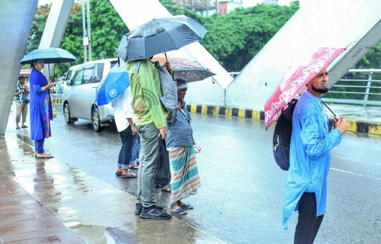 বৃষ্টির কারণে দেখা দিয়েছে পরিবহন সংকট। গুণতে হচ্ছে দ্বিগুণ ভাড়াও। ছবি: মাহবুব আলম