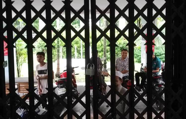 তবে বিভিন্ন হল থেকে জমায়েতের উদ্দেশ্যে বের হতে গেলে ছাত্রলীগের নেতাকর্মীরা বাধা দেন বলে অভিযোগ করেন শিক্ষার্থীরা। মাস্টারদা সূর্যসেন হলে তালা লাগানোর অভিযোগও করেন তারা। ছবি: হাসান আলী