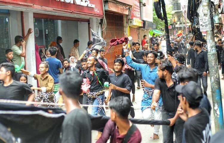 মিছিলে অংশ নেওয়া শত শত মানুষ ‘হায় হোসেন, হায় হোসেন’ মাতম তুলে সামনের দিকে এগিয়ে যাচ্ছিলেন। এ সময় তারা ডান হাত বুকে চাপিয়ে মাতম করছেন। ছবি: মাহবুব আলম