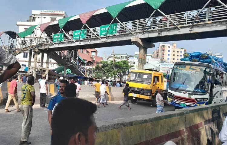 আন্দোলনকারীদের অবস্থানের কারণে কোনো যানবাহন ঢাকা থেকে বের হতে পারছে না। আবার কোনো যানবাহন ঢুকতেও পারছে না। এমনকি রিকশা, মোটরসাইকেল, সাইকেলও যেতে দেওয়া হচ্ছে না। ফলে ভোগান্তিতে পড়েছেন সাধারণ মানুষ। ছবি: মাসুদ রানা